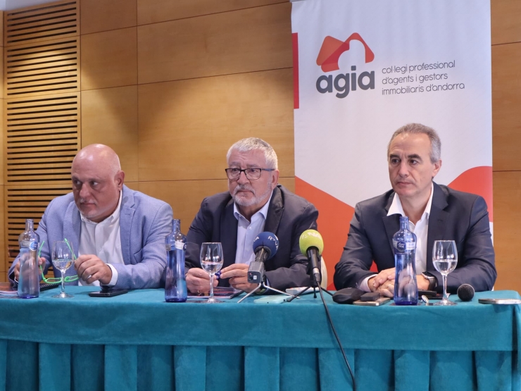 Els membres del Col·legi d’Agents i Gestors Immobiliaris d’Andorra (AGIA) durant la presentació de l'informe.